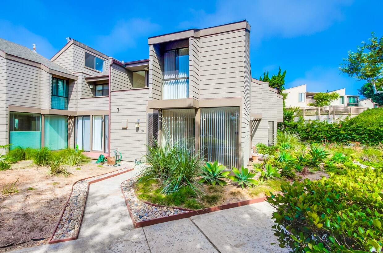 Foto principal - 675 S Sierra Ave