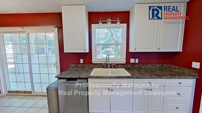 Building Photo - Spacious 3 BD/2.5 BA with Bonus Room on La...