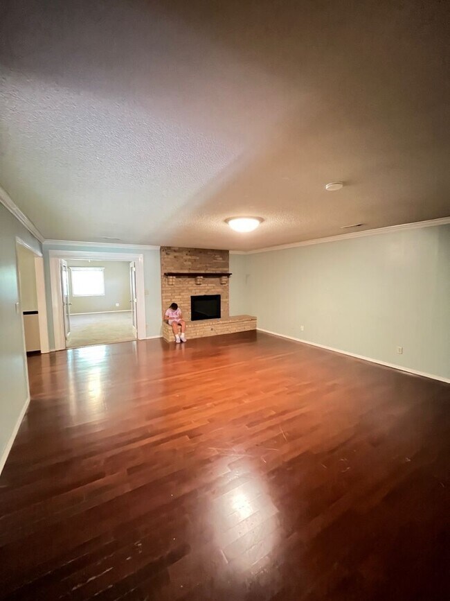 Building Photo - 4 bedrooms and 2 bath home, mature neighborhood, garage, well built and clean