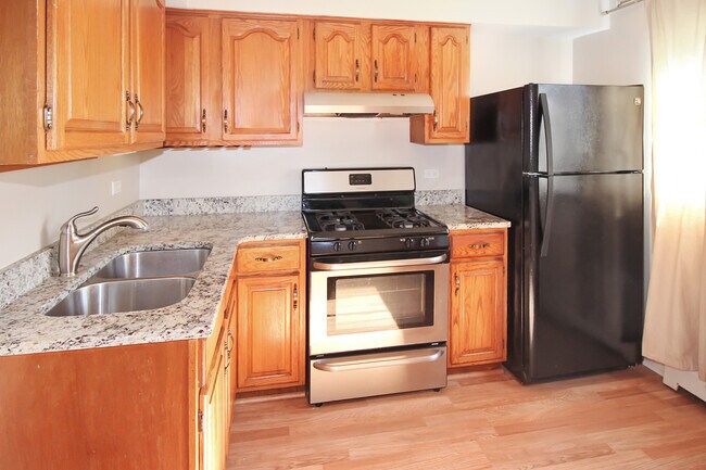 Building Photo - 659 E Fullerton Ave