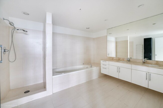 Foto del edificio - Spacious 3-Bedroom Bayfront Residence in North Bay Village