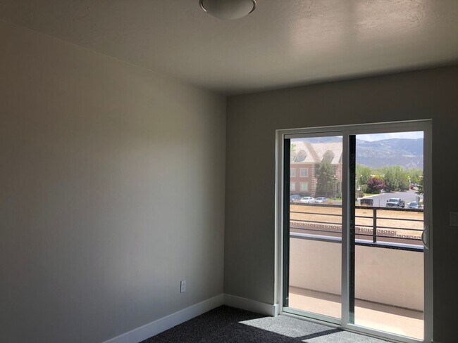 Foto del edificio - 3 Bedroom Bright and Spacious with Balcony
