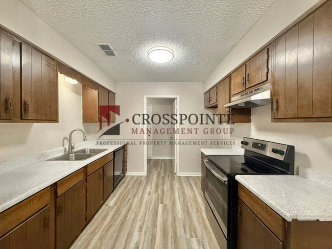 Building Photo - 2 Bedroom 1.5 Bathroom Triplex in Tyler!