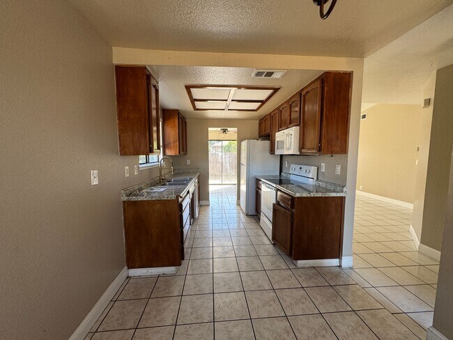 Foto del edificio - Three Bed, Two Bath Home on a Corner Lot