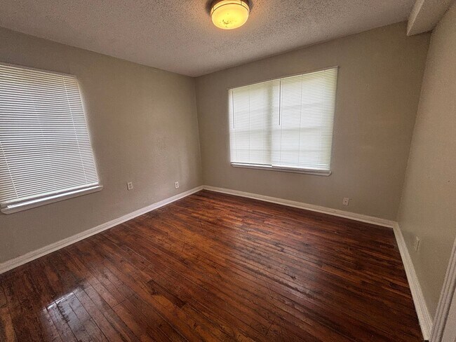 Foto del edificio - Lovely 4 Bedroom 2 Bath Home with Detached 2 Car Garage and Fully Fenced Huge Yard!!