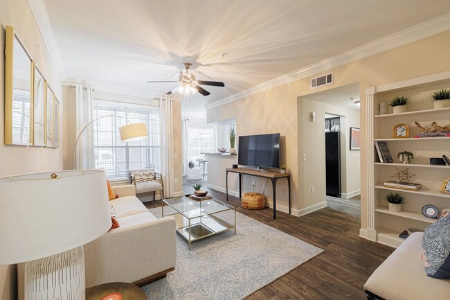 Foto del edificio - Quiet Luxury Living Just Mins from the Gal...