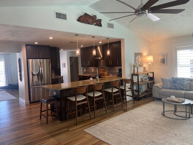 Building Photo - 3063 Diamond Head Dr E