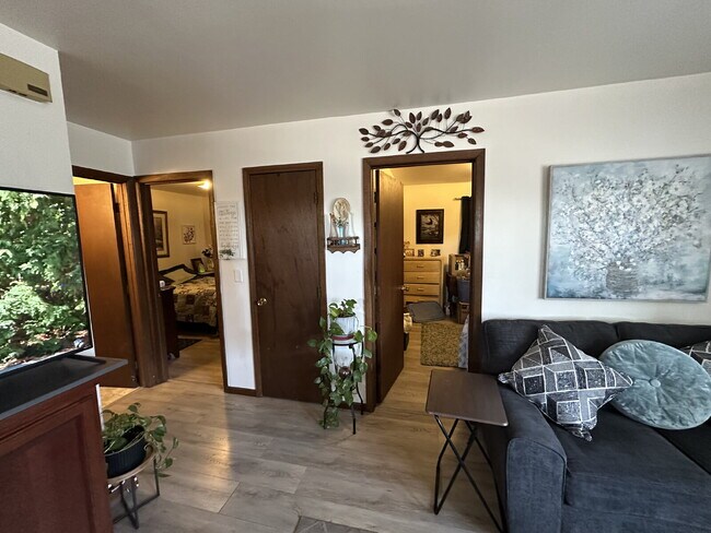 Building Photo - Charming 2 Bedroom, 1 Bathroom Northside Apartment- Available June 1st!!