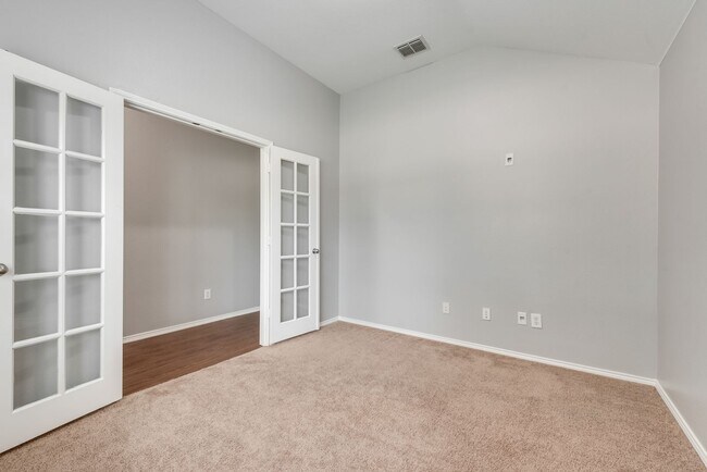 Building Photo - Charming 3-Bedroom Home with Spacious Livi...