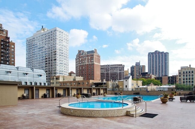 Foto del edificio - 655 W Irving Park Rd