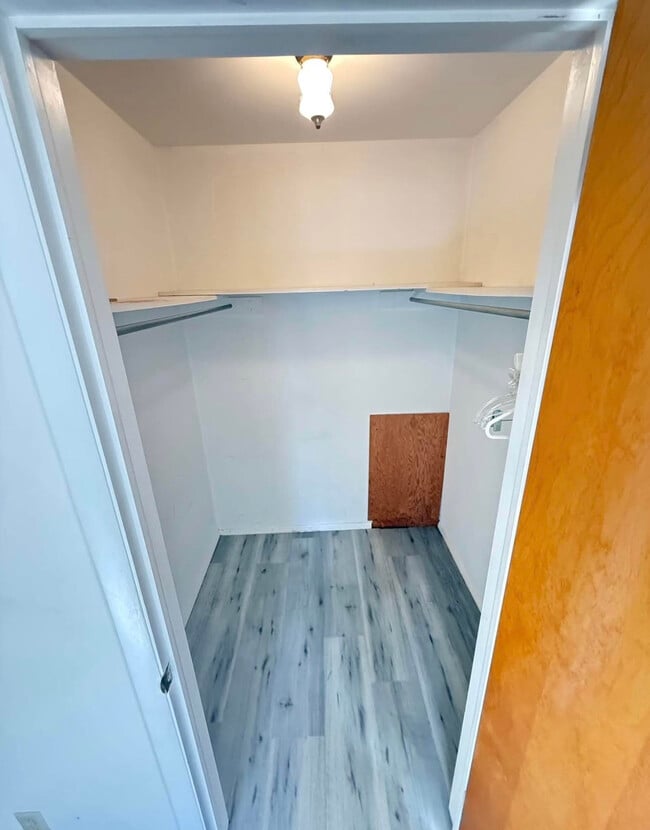 CLOSET WALK IN - 5032 Firnley Ave