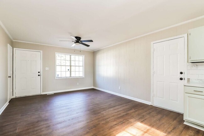 Building Photo - 638 S Elm St