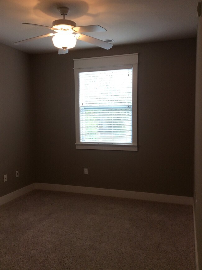 Building Photo - 421 E Hillside Dr