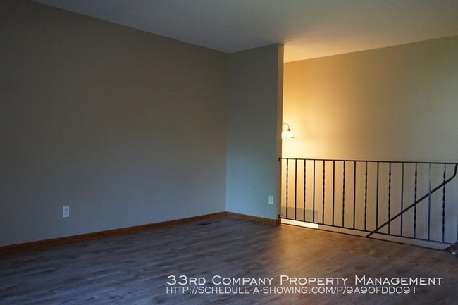 Building Photo - Freshly Updated Woodbury Twin Home!