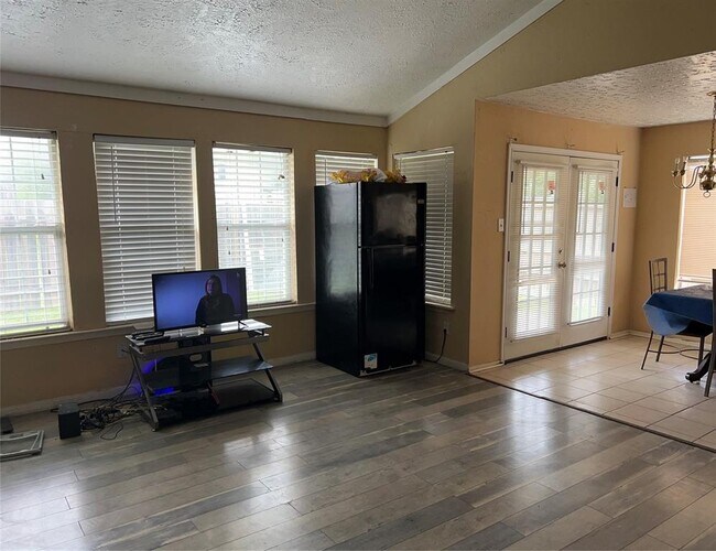 Building Photo - 1154 W Brompton Dr
