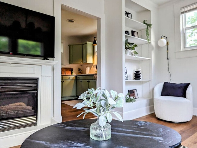 Building Photo - HillTop Hideaway - 4min from downtown!