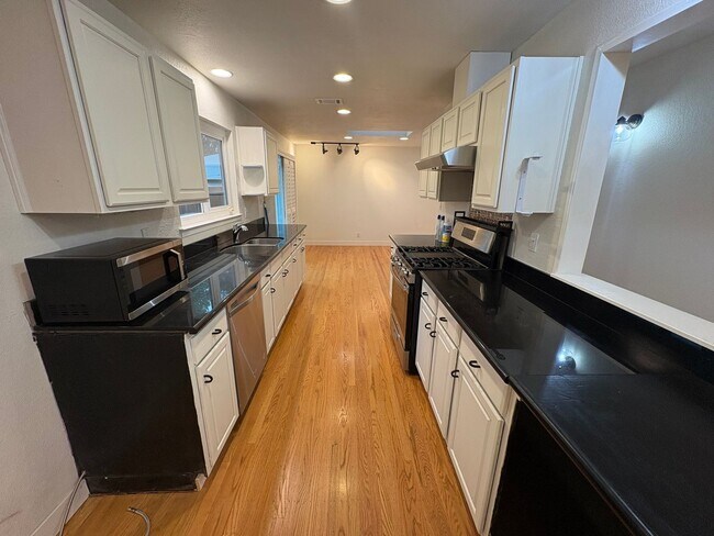 Foto del edificio - ***Just Reduced!!!*** Charming 3 bedroom, ...