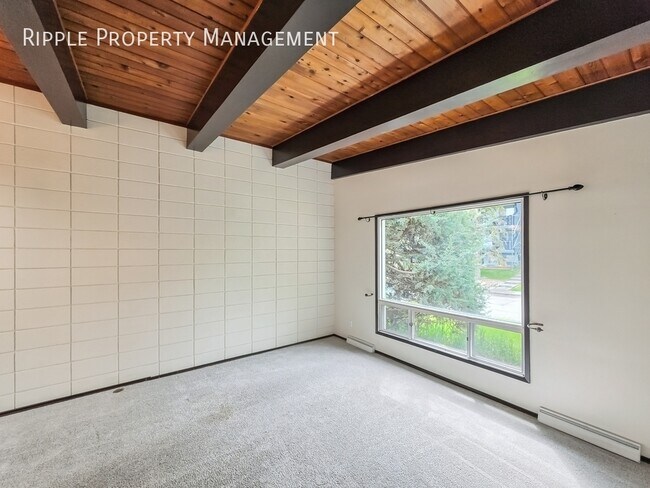 Photo du bâtiment - HOMELY BRIGHT 2 BEDS, 1.5 BATHS DUPLEX UPPER UNIT | SHARED FENCED BACKYARD
