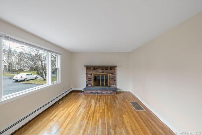 Building Photo - 15 Barholm Ave