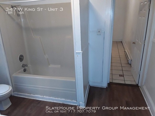 Building Photo - One Bedroom Apartment w/ Private Porch