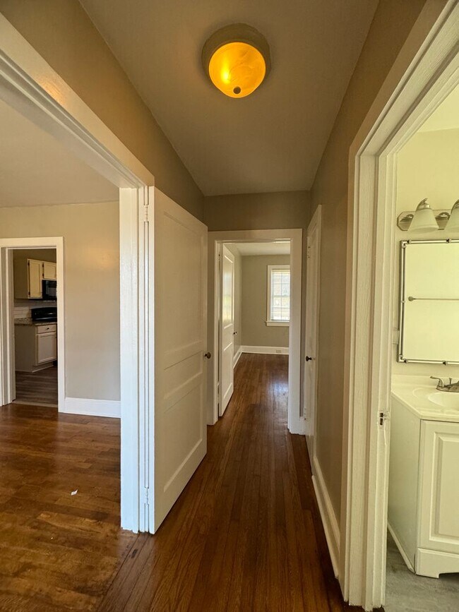 Foto del edificio - Updated and Spacious 2BR/1BA Apartment nea...
