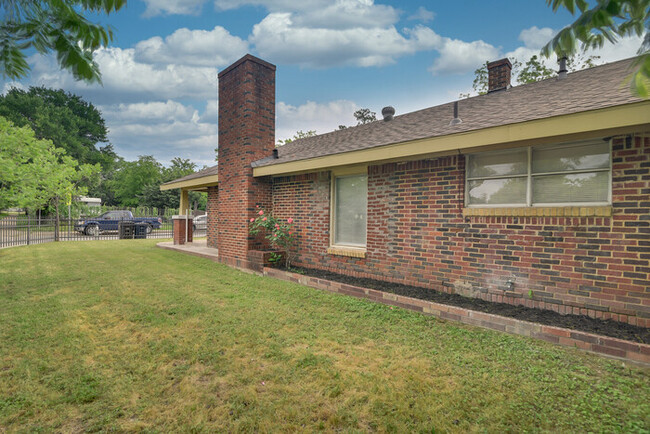 Building Photo - 2 bedroom 1 bath w/ office