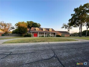 Building Photo - 205 Pin Oak Dr