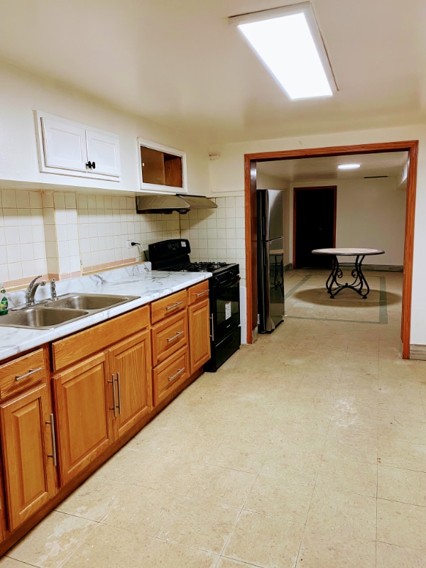 Building Photo - 1315 W 31st St
