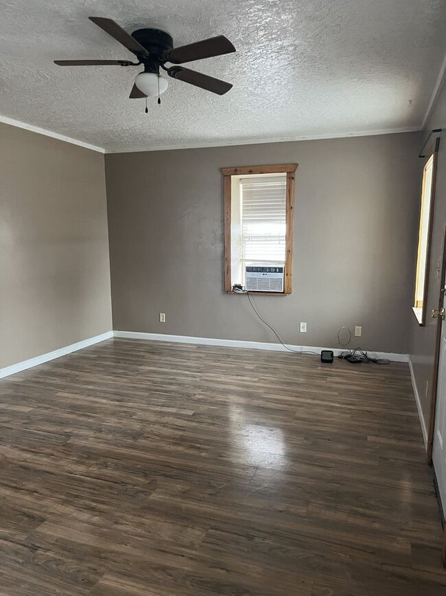 Building Photo - Cute 1 Bed 1 Bath Home with Attached Garage