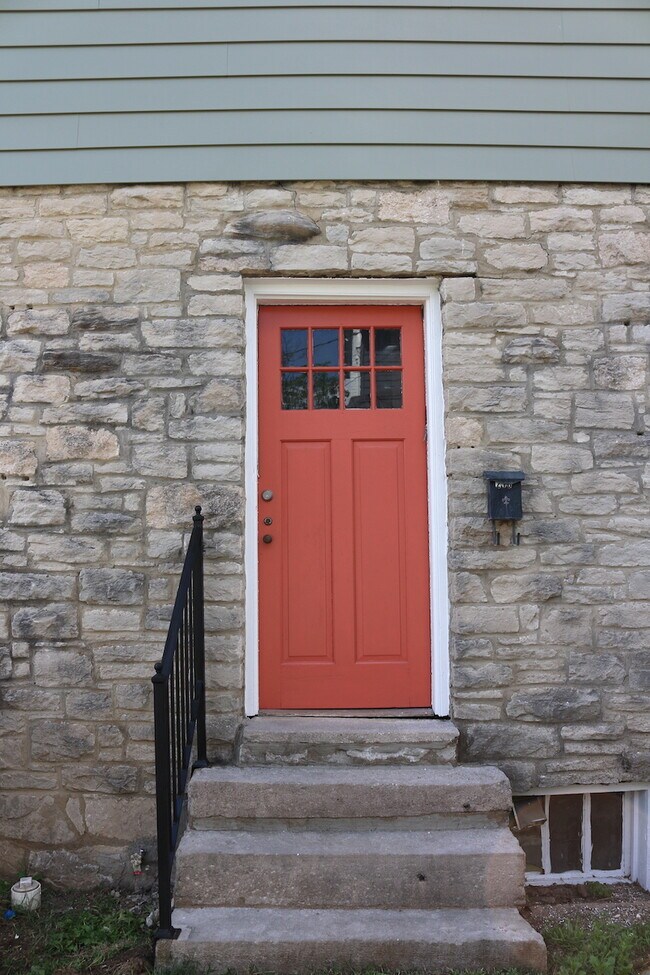 Entrada del apartamento B - 210 W Poplar St
