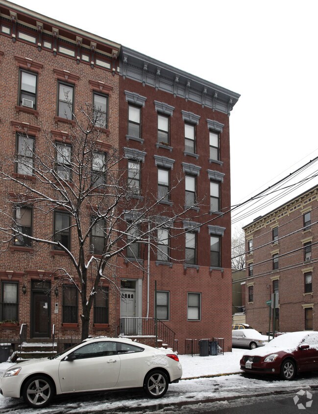 Building Photo - 201 Madison St