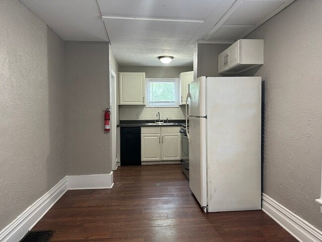 Foto del edificio - Large 3 bedroom unit just blocks from down...