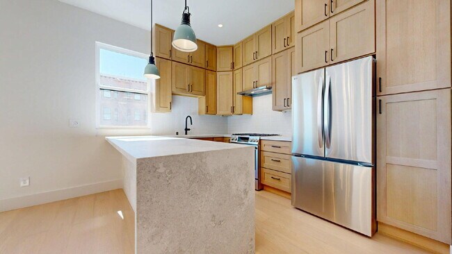 Foto del edificio - Modern, Convenient, Bright, Renovated 3BR/1BA Top Floor Flat with Dishwasher & In Unit Laundry