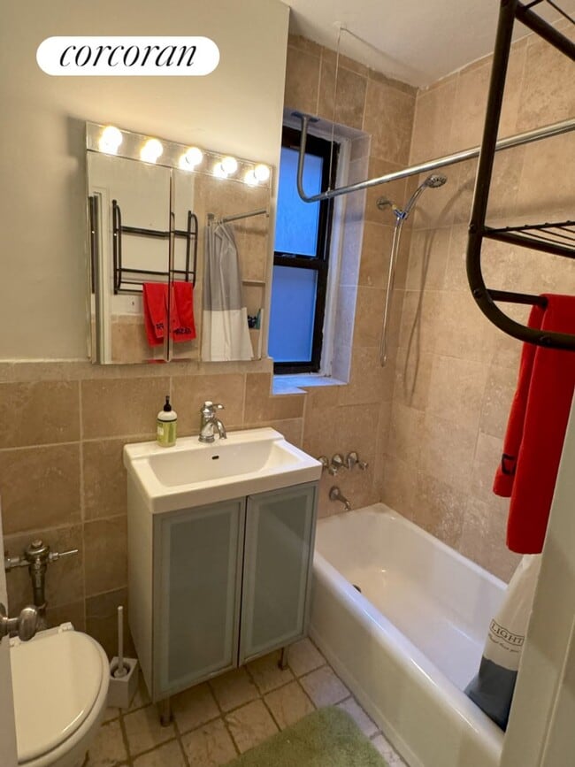 Building Photo - 330 E 70th St