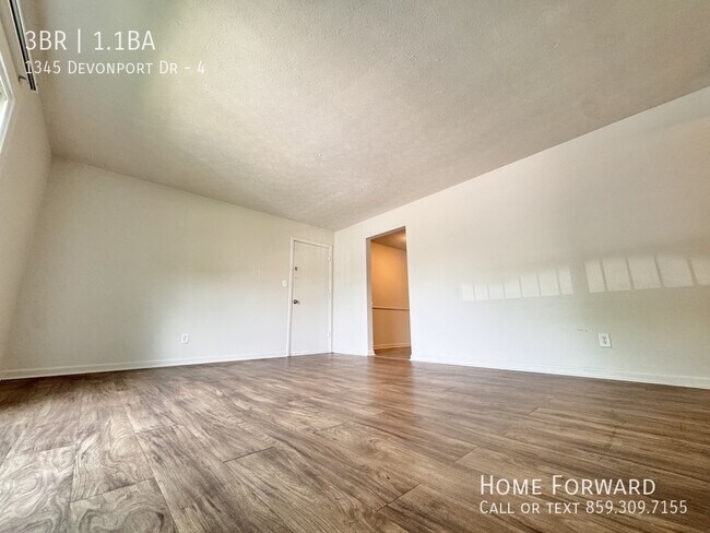 Foto del edificio - 1345 Devonport Dr