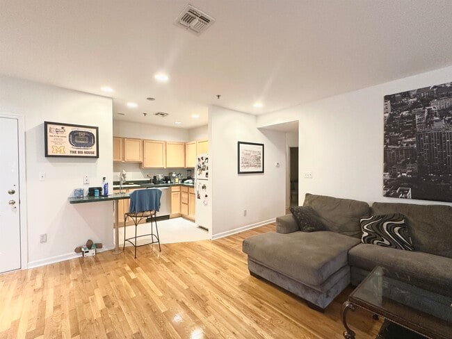 Building Photo - 536 Grand St