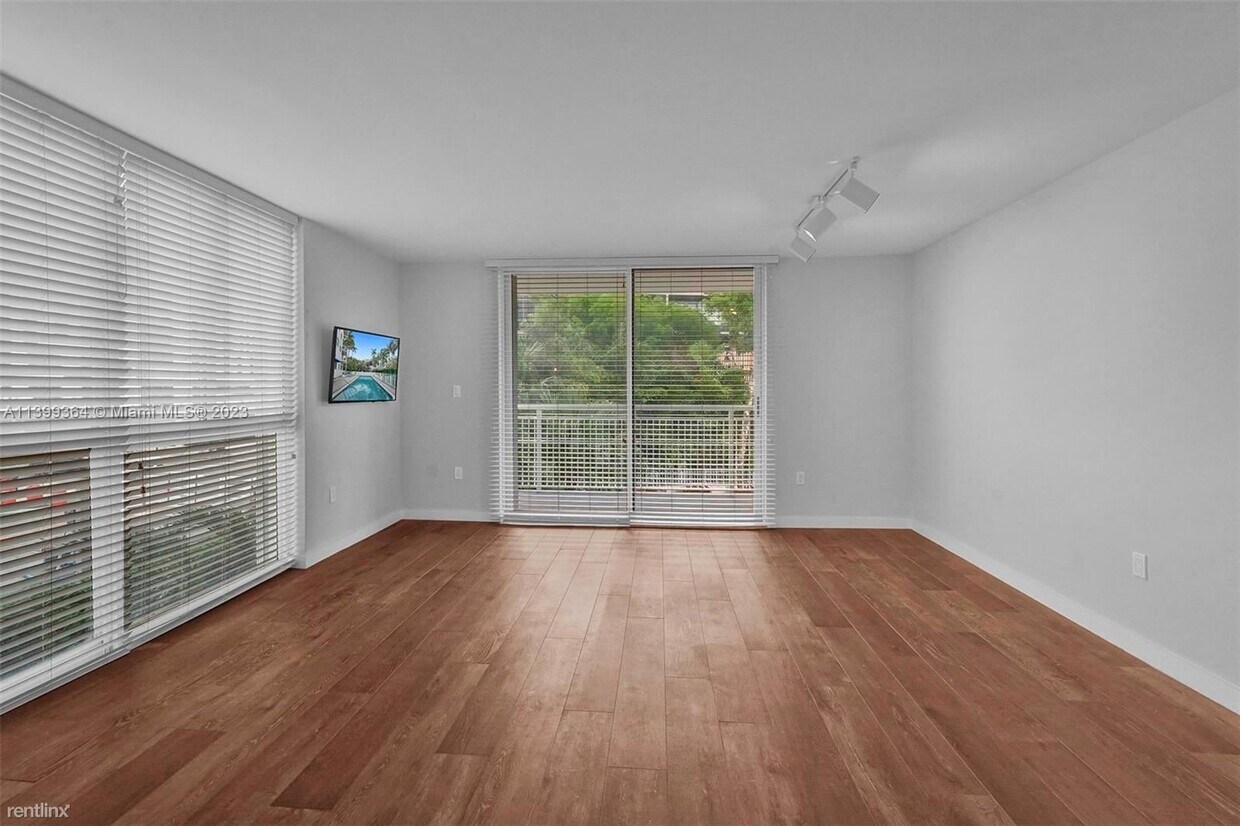 Foto principal - 2 br, 2 bath Condo - 1688 West Ave Apt 209...