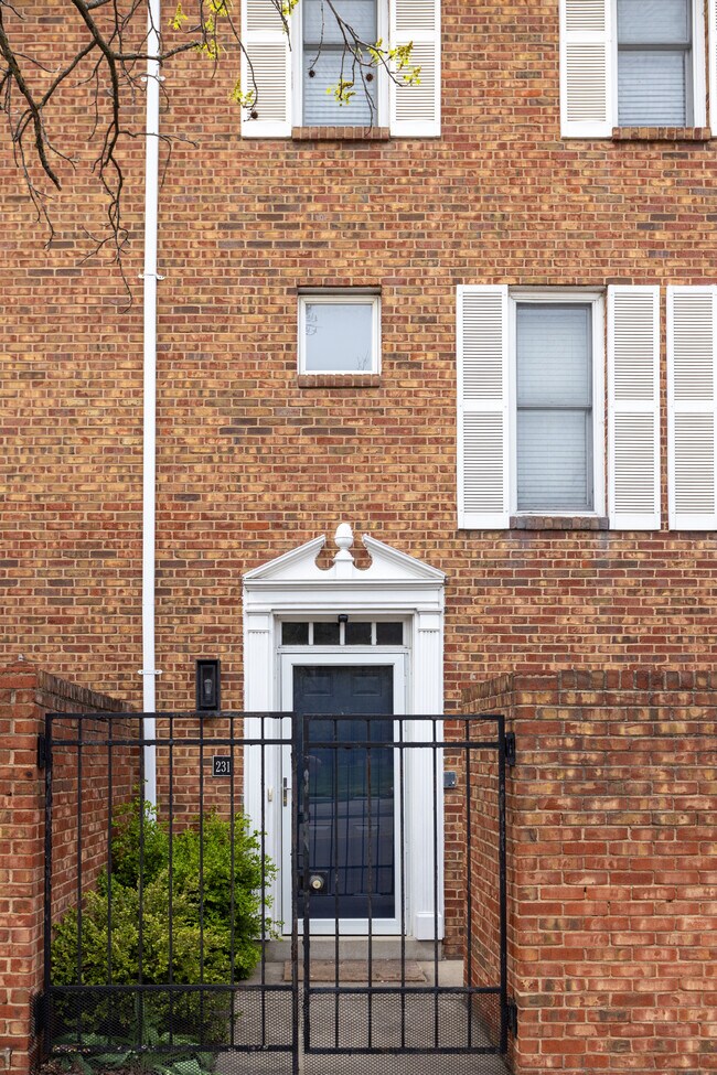 Building Photo - 231 E 2nd St