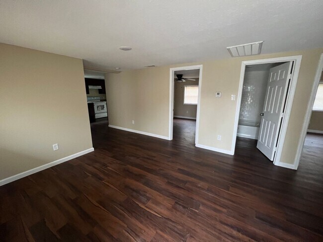 Building Photo - Newly renovated 3 BED, 2 BATH in Silsbee