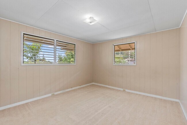 Foto del edificio - 5 bed/2 bath single family home on the Nuu...
