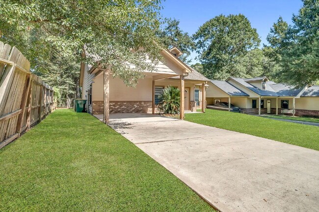 Foto del edificio - Live just steps from Lake Conroe in this beautifully maintained 3-bedroom, 2-bath home located in...