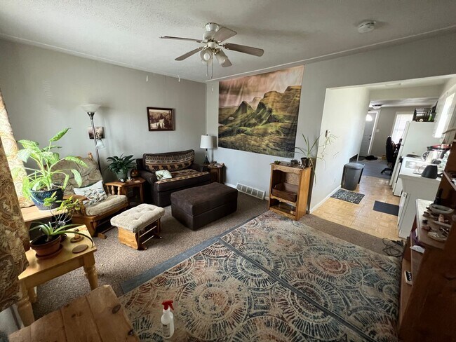 Foto del edificio - AVAILABLE SEPTEMBER - 1 BED 1 BATH