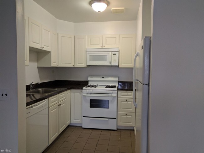 Building Photo - 5465 Sylvan Ave