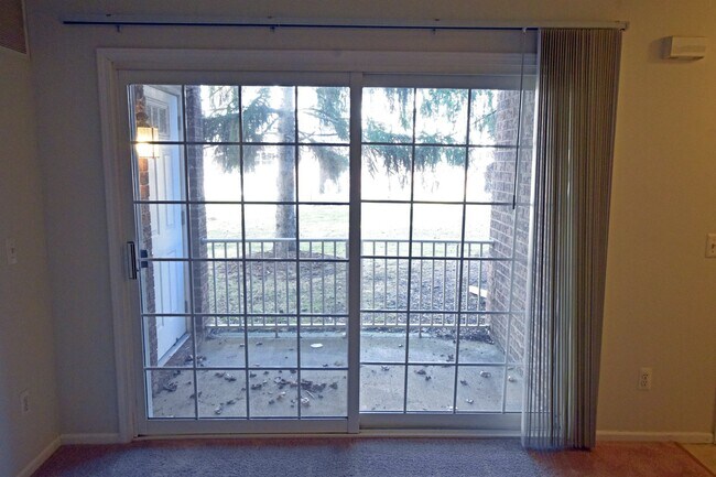 Building Photo - Shelby TWP 2-BR, 2-BA with Attached Garage...