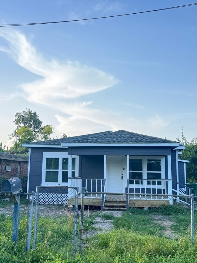 Building Photo - 878 Granville Dr
