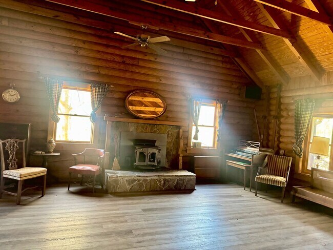 Foto del edificio - Log Cabin in Oconee on a 1.357 acre neighborhood wooded lot!