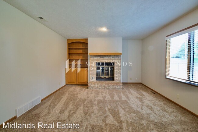 Building Photo - 3 br, 2.5 bath House - 1611 S 168th Avenue