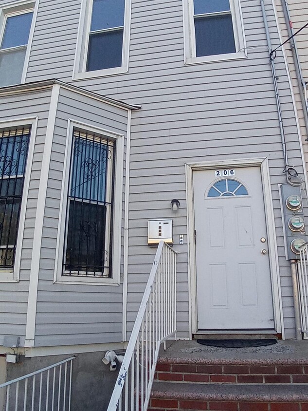 Primary Photo - 206 Elton St