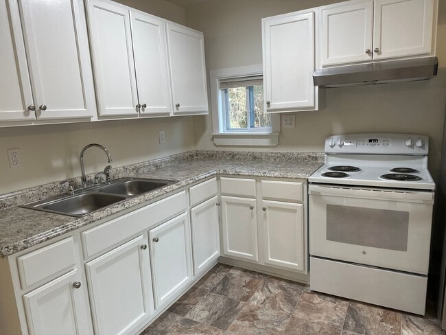 Building Photo - 2 Bedroom 1 Bath cottage with Lake View!