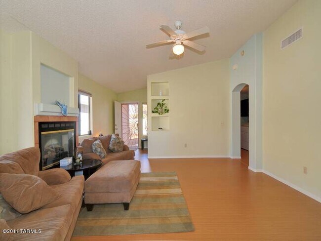 Building Photo - 6000 S Wood Crest Dr